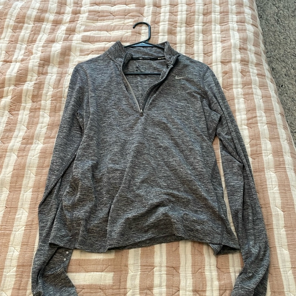 Medium women’s Nike Dri-Fit pullover. Like new! Thumb holes